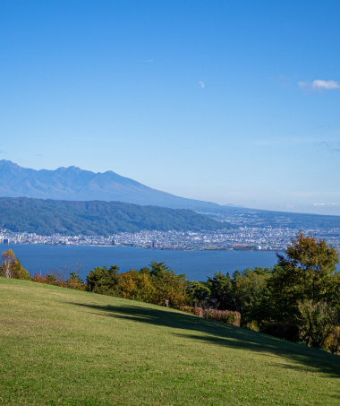 諏訪湖と八ヶ岳を望む風景