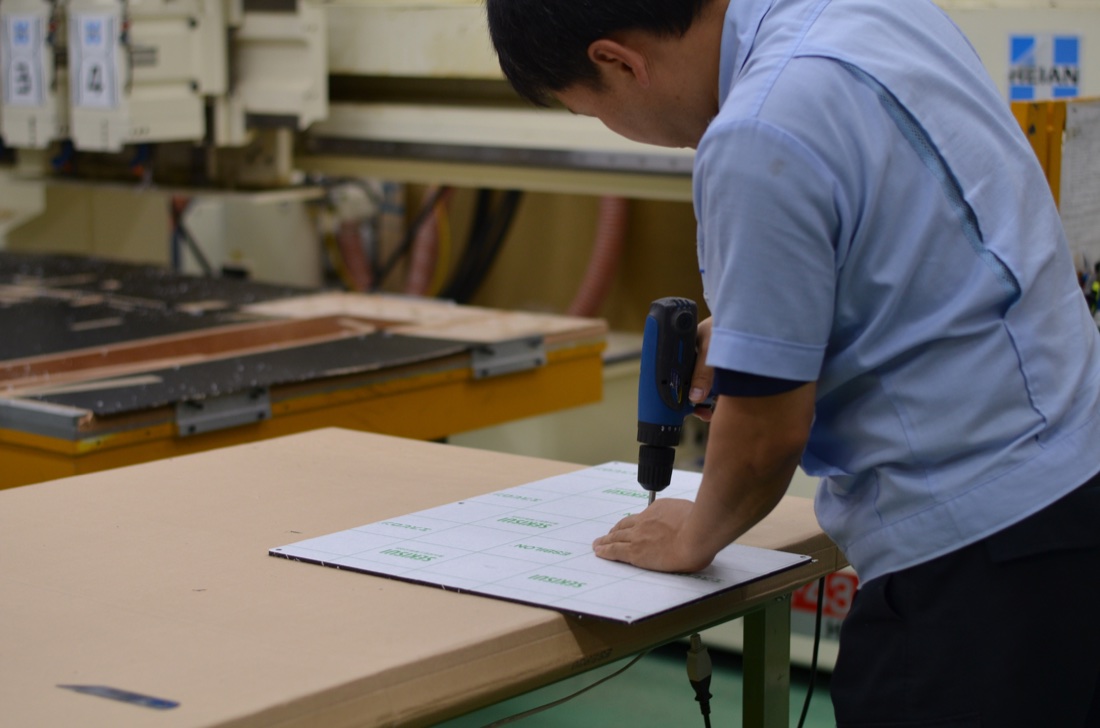 図面を確認する職人