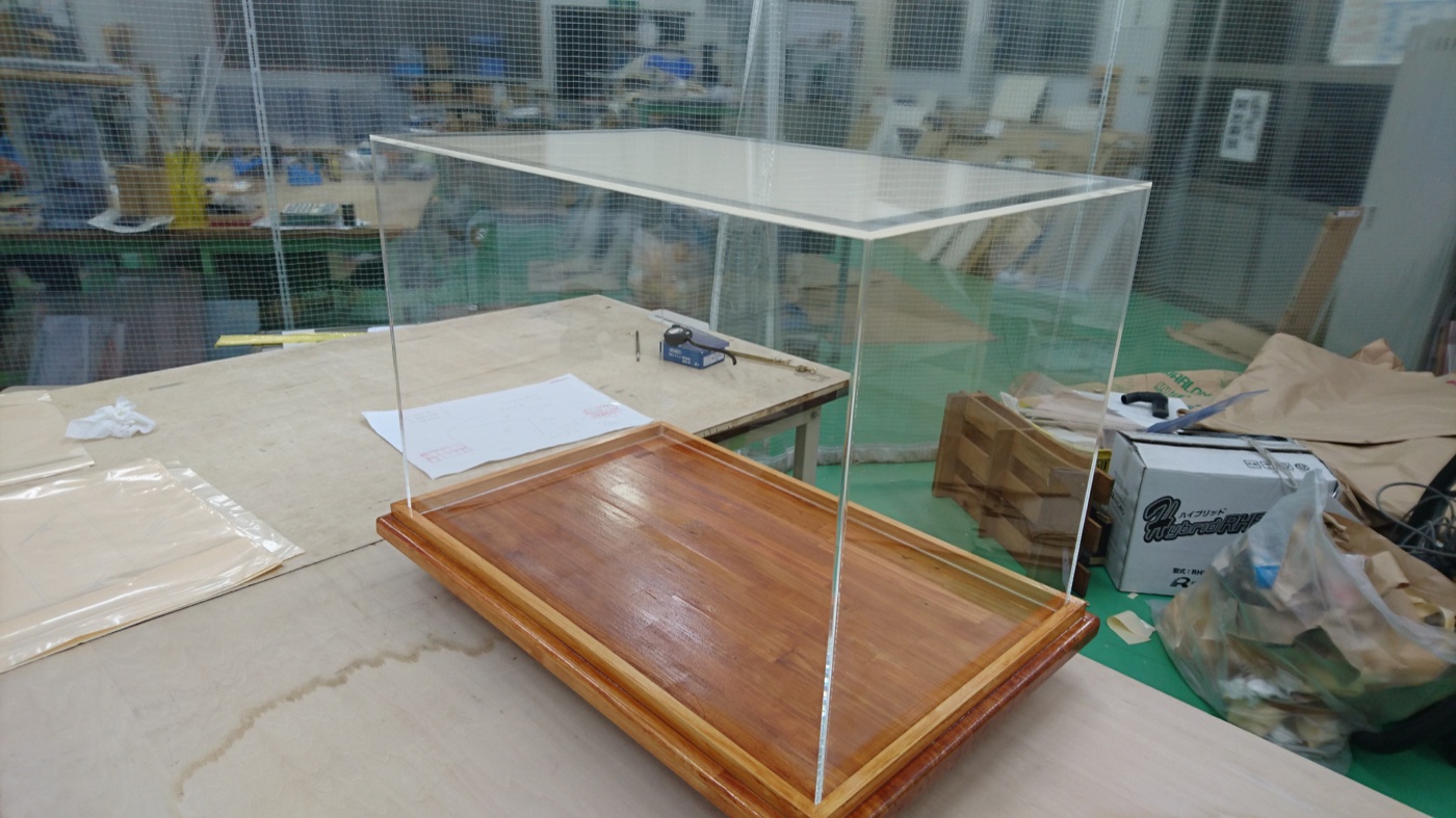 透明樹脂と着色樹脂を組み合わせた製品